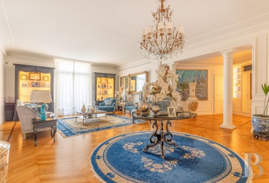 Dans le centre de Milan, un appartement déployé sur quatre niveaux avec piscine privée